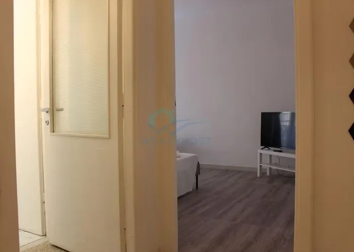 P R A T I Cozy Urban Escape Apartment Rom
